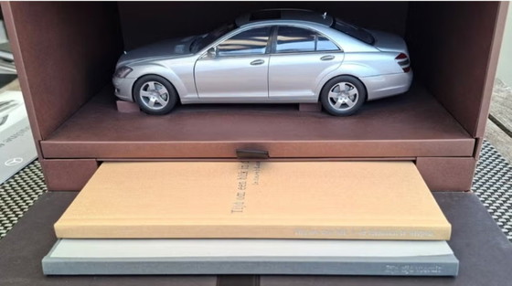 Image 1 of Mercedes-Benz S-Klasse (W221) 1:18 AUTOart Händler-Einführungsbox