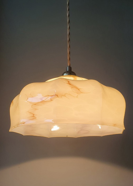 Suspension vintage Art Déco en verre opalin marbré beige., Métal, Transparent (photo 12 sur 18)