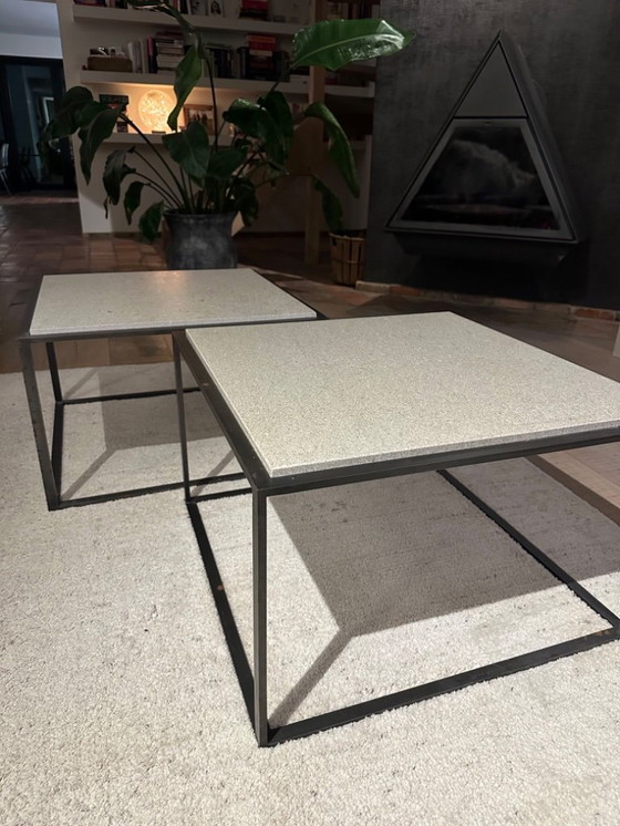 Image 1 of Juego de dos mesas de centro de diseño: travertino y metal negro.
