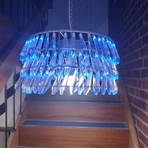 Lámpara de araña vintage posmoderna de prisma de lucita con iluminación ambiental azul.