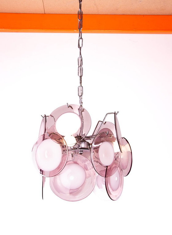 Image 1 of Lampadario “Space Age” composto da 15 pendenti in vetro di Murano rosa e bianco, modello “Disc” di Gino Vistosi 1970.