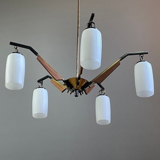 Image 1 of Vintage Italiaanse vijf-lichts kroonluchter uit 1950 in messing, hout en opaline glazen lampenkappen.