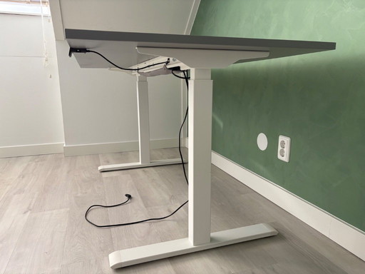 Bureau IKEA réglable en hauteur