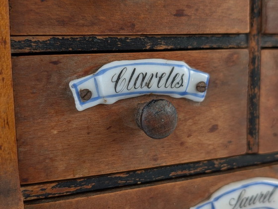 Image 1 of Armoire à épices murale rustique espagnole en bois avec étiquettes en céramique, années 1930