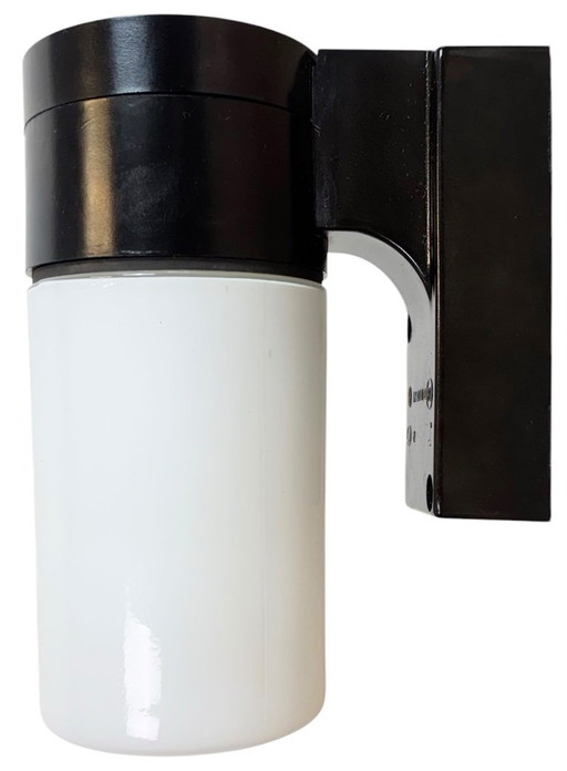 Industriële bruine bakelieten wandlamp met melkglas, jaren 60