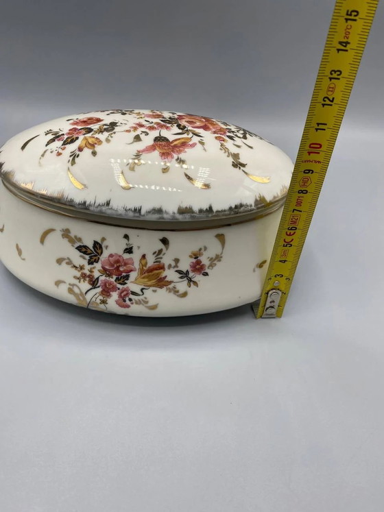 Ovale Schmuckdose aus undurchsichtigem Porzellan, verziert mit vergoldeten Rosen und Rankenornamenten, mit (photo 7 of 7)