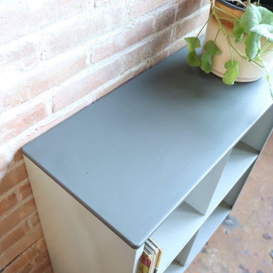 Image 1 of Vitrine vintage en métal pour disques vinyles et tourne-disques