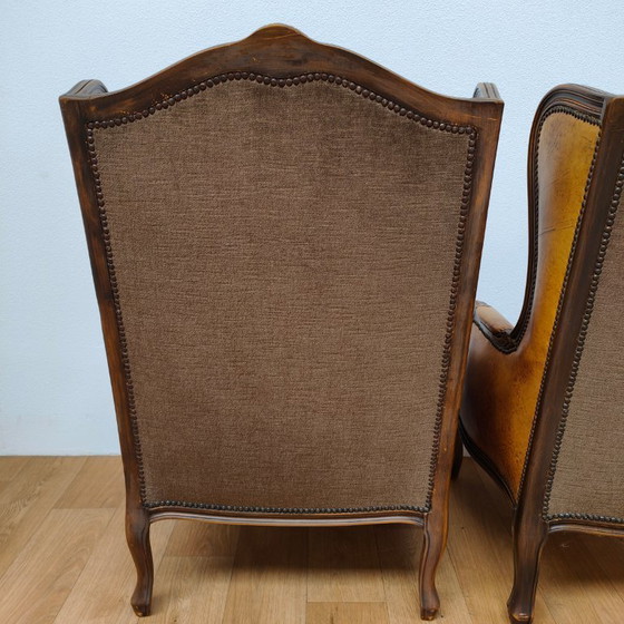 Image 1 of Set di poltrone vintage antiche con braccioli a forma di ala, in stile Queen Anne. Rivestite in pelle di pecora.