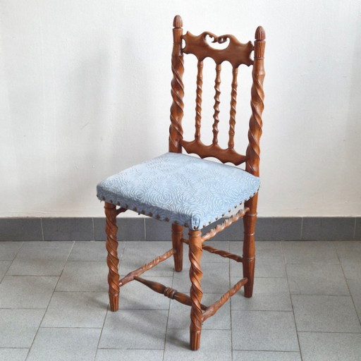 Silla vintage artesanal de los años 50 en madera tallada y terciopelo, arte popular de los años 50.