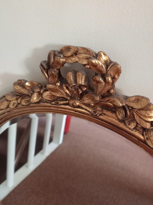 Espejo ovalado de color dorado