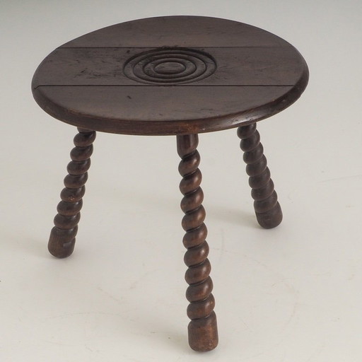 Franse eikenhouten driepoot bijzettafel, toegeschreven aan Charles Dudouyt. – Wood