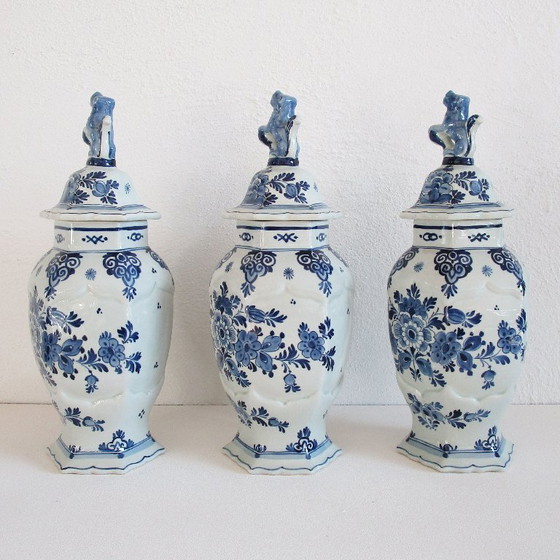 Image 1 of 3 antieke Delfts blauwe vazen met deksel uit 1922 Porceleyne Fles