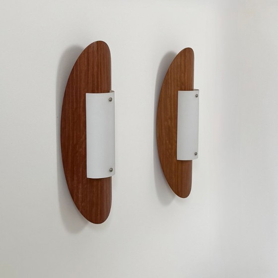 Image 1 of Coppia di applique vintage in legno termoformato e vetro opalino, Francia, 1980