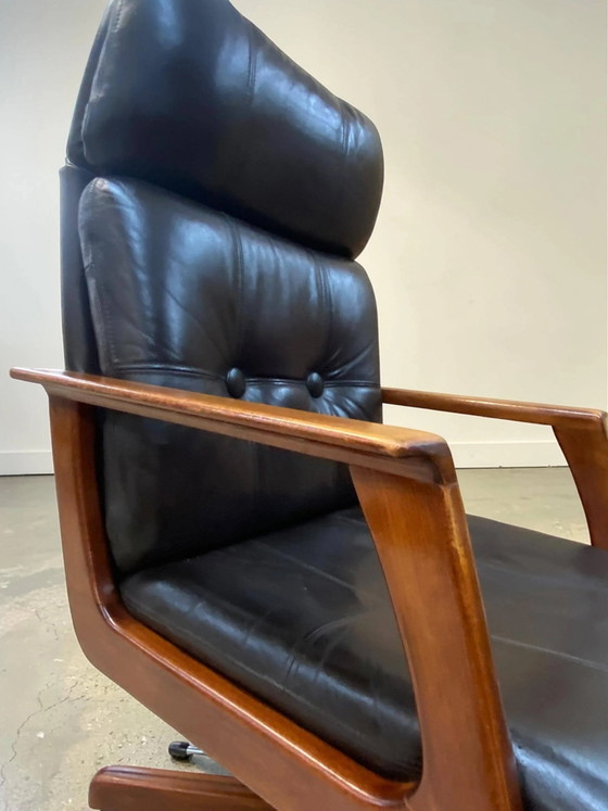 Vintage Mid Century Draaistoel uit Noorwegen – Leer & Teak | Jaren 60/70 | Scandinavisch Modern (photo 2 of 14)