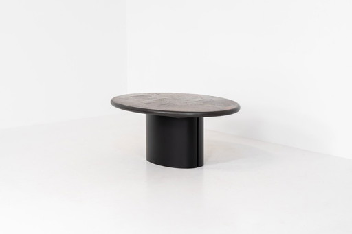 Table basse brutaliste de C. Kneip (Allemagne, années 1990).