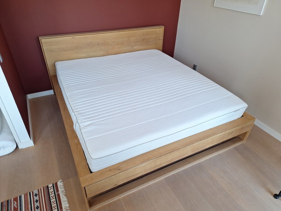 Massief eikenhouten design tweepersoonsbedframe, in perfecte staat. – interio, Tweepersoonsbedden, Wood (photo 3 of 5)
