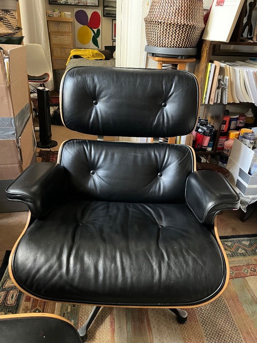 Fauteuil Eames lounge chair en cuir noir origineel Vitra met poef, bois palissandre