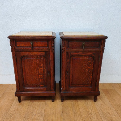 Ensemble de tables de chevet anciennes avec plateaux en marbre. Prix fixe.