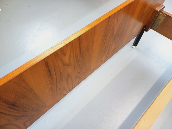 Image 1 of Vintage modernistisch tweepersoonsbed uit de jaren 60, gemaakt van teakhout en zwart metaal, met geïntegreerde nachtkastjes.