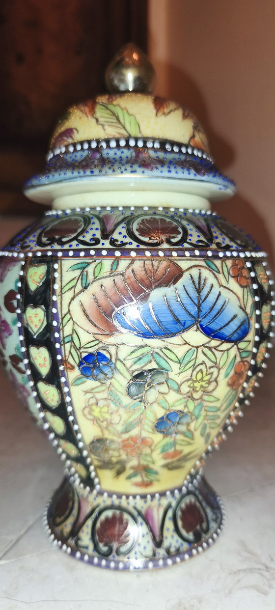 Vintage Chinese Vase, Hand-Painted Porcelain - Height: 26 cm, with Lid. Vintage Period: 1980s-1990s (photo 5 of 8)