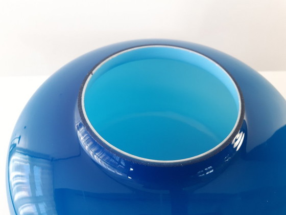 Image 1 of Zeldzame blauwe glazen vintage mcm hanglamp, blauw op wit glasZeldzame blauwe glazen vintage mcm hanglamp, blauw op wit glas