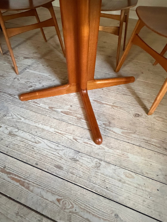 Image 1 of Vintage round Scandinavian teak table with a central star base, extendable.