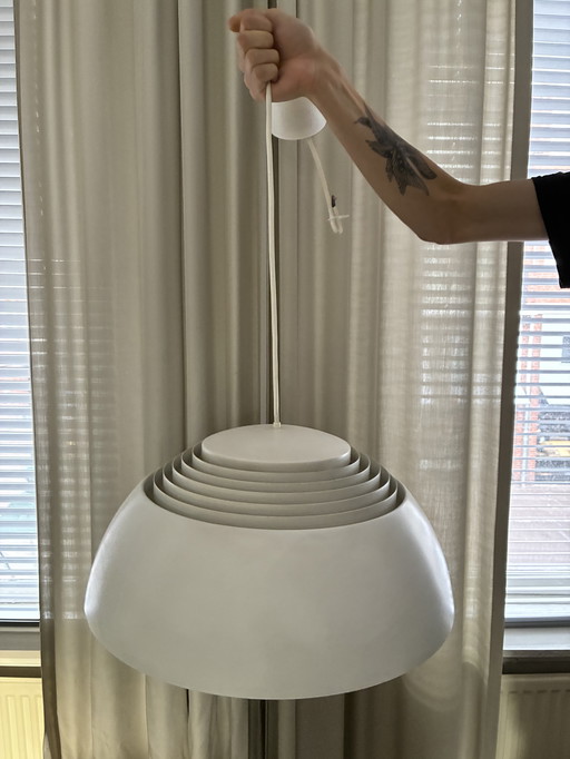 Louis Poulsen, lampada Arne Jacobsen bianca