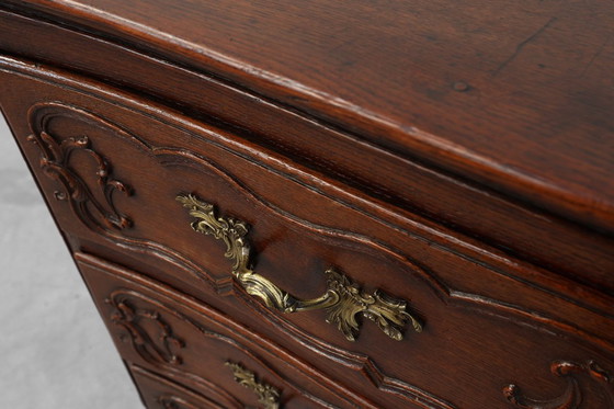 Image 1 of Commode en chêne du XVIIIe siècle de style Louis XV, faite à la main