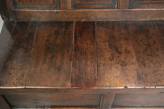Image 1 of Prachtige antieke Engelse houten bank/ halbank uit begin 18e eeuw met prachtige warme kleuren en mooie details