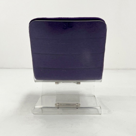 Image 1 of Fauteuil lounge de style futuriste en plexiglas avec coussin violet, années 1970