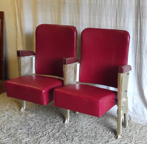 Pareja de butacas de teatro en símil piel roja y aluminio fundido dorado - Años 50/60
