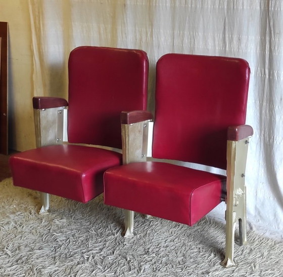 Image 1 of Pareja de butacas de teatro en símil piel roja y aluminio fundido dorado - Años 50/60
