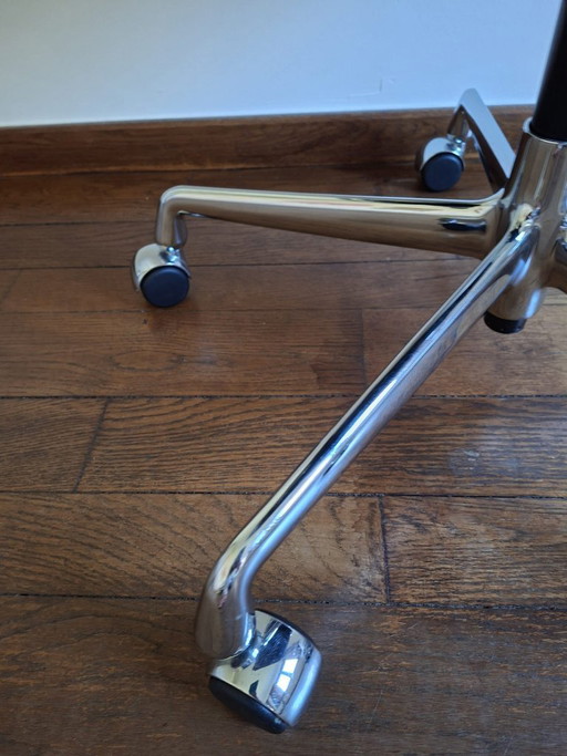 Poltrona Vitra Soft Pad EA 219 in pelle marrone castagna