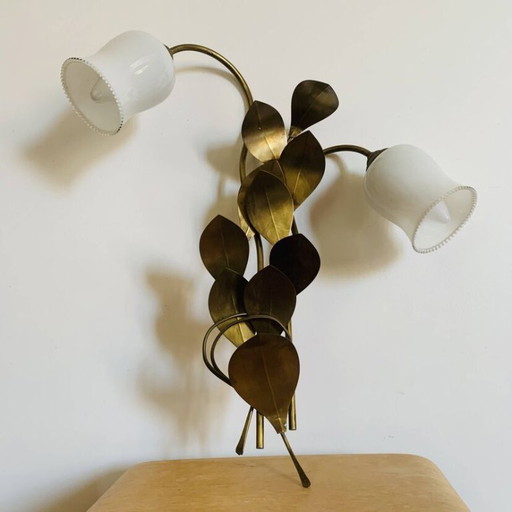 Aplique de pared floral con 2 luces en latón y cristal opalino, – años 50/60