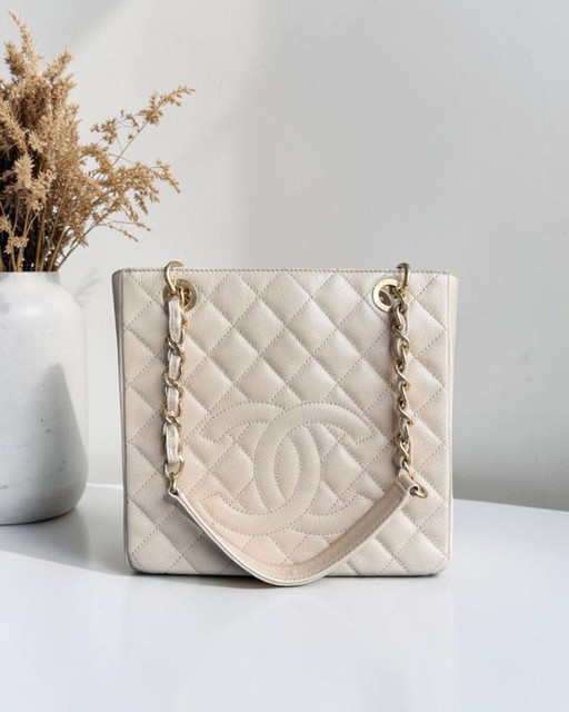 Chanel PST Petite Shopping Tote – Gestepptes, genarbtes Kalbsleder in Caviar-Optik, hellbeige, goldfarbene Beschläge