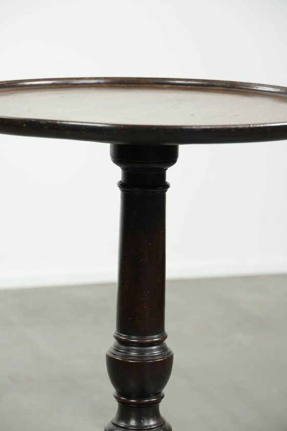 Image 1 of Charmante antieke Engelse ronde bijzet/ wijntafel uit eind 18e/ begin 19e eeuw met een prachtige diep en warm patina