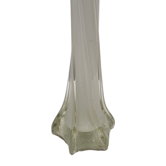 Image 1 of Vase vintage en opaline torsadée