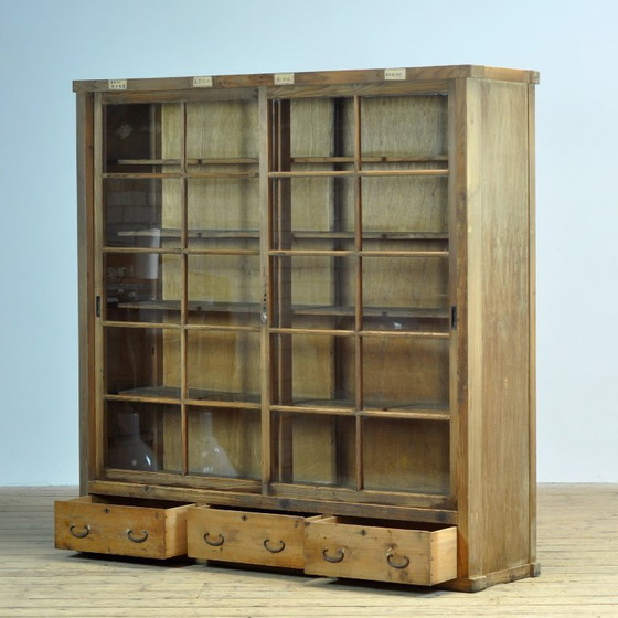 Japanese display cabinet, circa 1950 – Glass, Metal (photo 5 of 16)