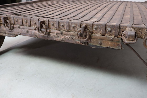 Image 1 of Antico tavolo indiano a carretto con ottone e ferro - c.1800, oggetto Wabi-Sabi