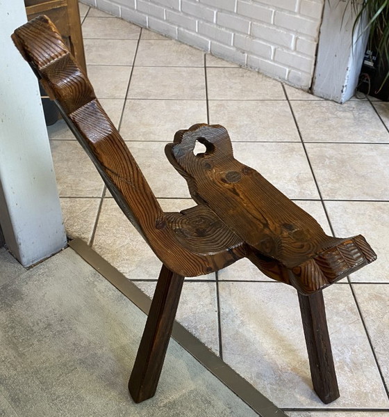 Image 1 of antieke brutalistische driepootstoel nr. 1, gesneden uit massief hout