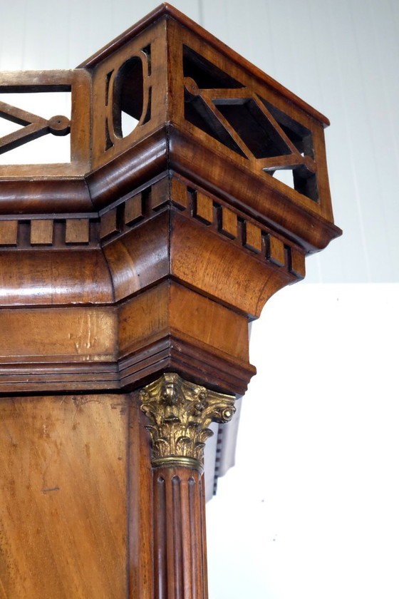 Image 1 of Elégant cabinet en acajou à décor floral vers 1780.