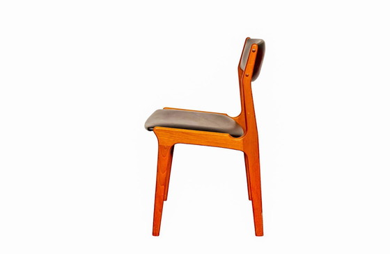 Image 1 of Ein Satz von 5 Dyrlum-Esszimmerstühlen (Teakholz und schwarzer Vinylpolsterung)