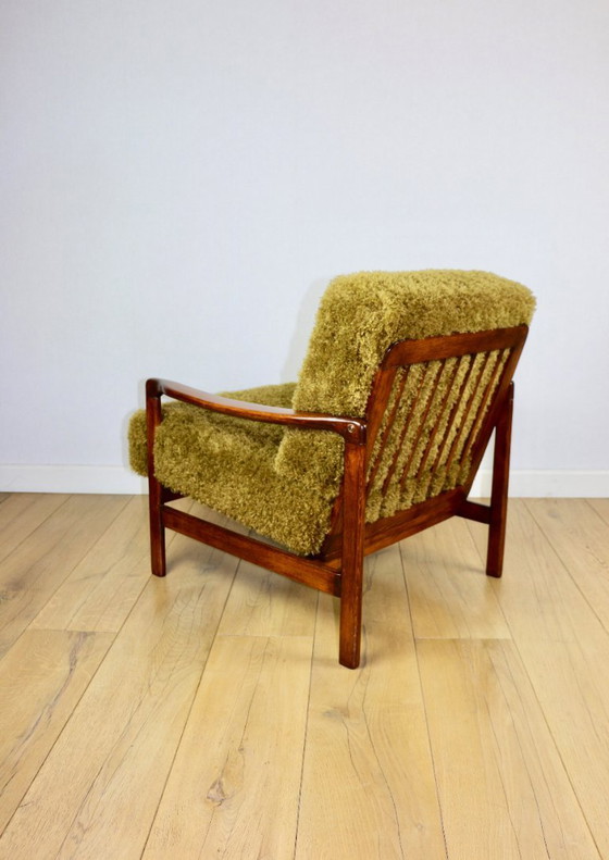 Image 1 of Fauteuil vintage en bois marron kaki/olive à poils longs en forme de renard par Z. Bączyk - 2 exemplaires disponibles