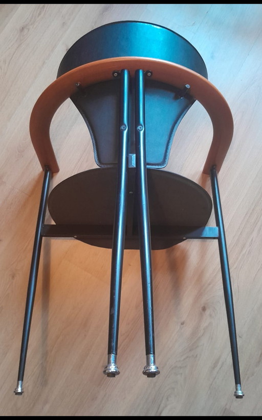 Six beautiful dining room chairs. The photos speak for themselves. For more information, please send a message.