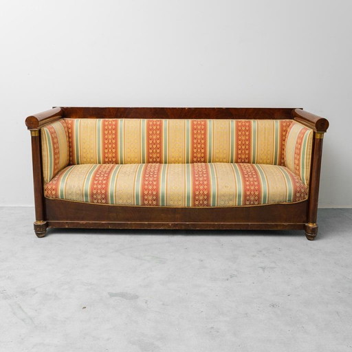 Sofá vintage de madera de 3 plazas con tela a rayas de los años 50, clásico y elegante.