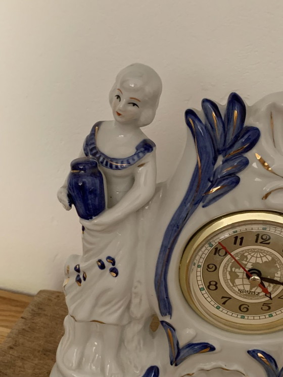 Orologio da camino al quarzo in porcellana vintage con figura, anni '40 (photo 7 of 7)