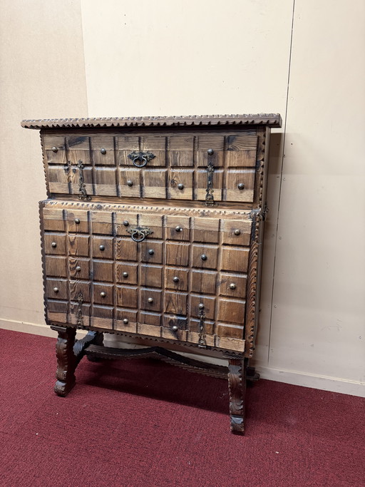 Armoire rustique en bois sculpté à la main avec détails en fer forgé