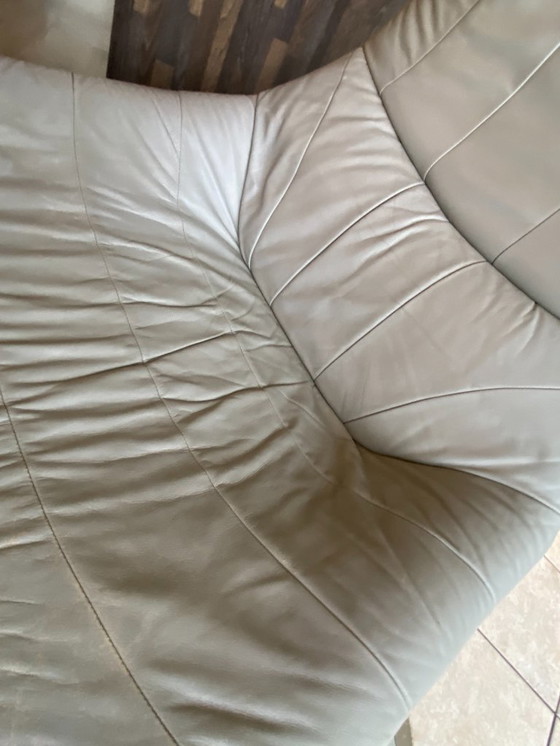 Image 1 of Mantis draaibare loungestoel met leren voetenbank van Gerard Van Den Berg, vintage jaren 70.