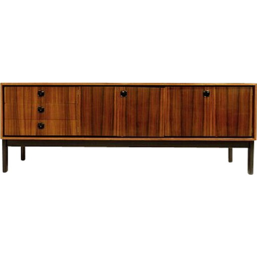 Aparador vintage con puertas de madera en forma de mariposa