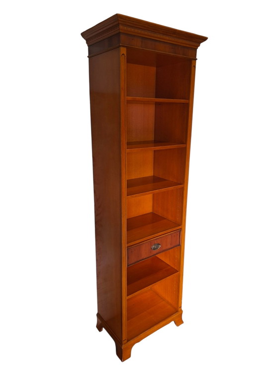 Klassieke Heldense boekenkast, klein gaatje in achterwand t.b.v. kabeldoorvoer afm. 67x41cm en 213cm hoog. (photo 5 of 6)